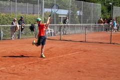 Robin in Action mit Oma und Opa im Hintergrund Mai 2014